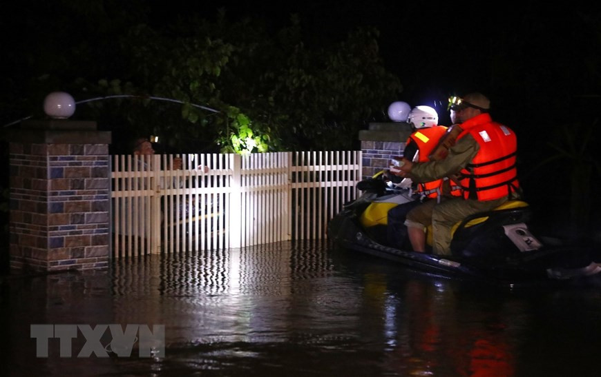Les forces fonctionnelles ont utilisé des jet-ski pour transporter de la nourriture aux habitants sinistrés.