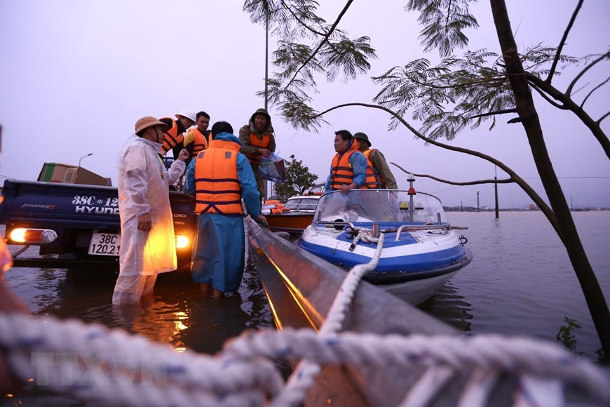 Les forces de sauvetage de la province de Ha Tinh ont utilisé des bateaux à moteur pour déplacer des personnes dans la commune de Cam Vinh, district de Cam Xuyen.