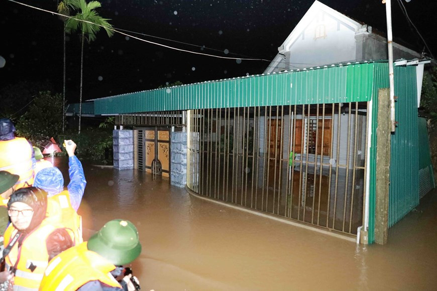 Une maison dans le hameau de Ngu Phuc, commune de Cam Vinh est inondée.