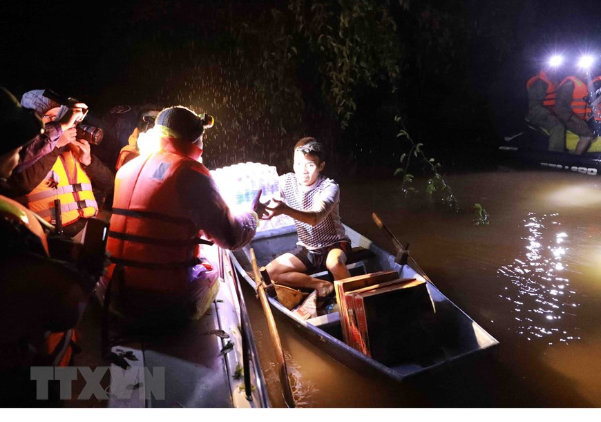 Des marchandises sont remises aux habitants sinistrés.