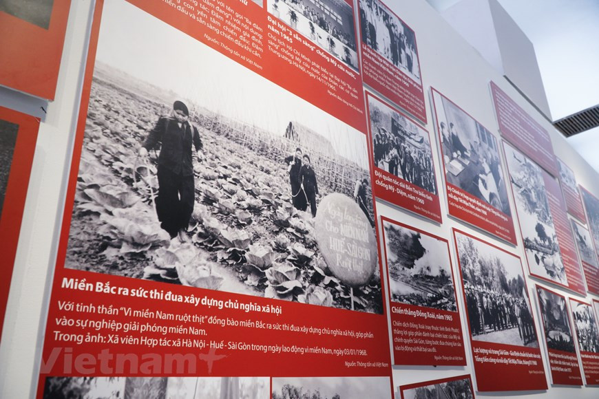 «Construire le socialisme pendant la guerre» est le thème du troisième sous-thème, qui présente des photos des luttes du Vietnam de 1945 à 1954. Après les Accords de Genève en 1954, le Vietnam a été provisoirement divisé en deux régions. Le Nord qui s’est retrouvé entièrement, s’est engagé dans la période de transition vers le socialisme alors que le Sud vécut sous le joug des impérialismes américains et de la clique de leurs valets qui avaient imposé des lois inhumaines. Dans ce contexte, le Parti a défini deux tâches stratégiques – mener la révolution socialiste dans le Nord ; poursuivre la lutte pour la libération du Sud, la réunification du pays et achever la cause de l’indépendance nationale et de la démocratie au Vietnam. Photo: Minh Hieu/Vietnam+