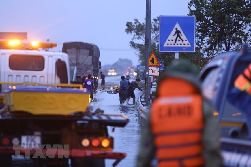 Des marchandises sont transférées dans les localités sinistrées.