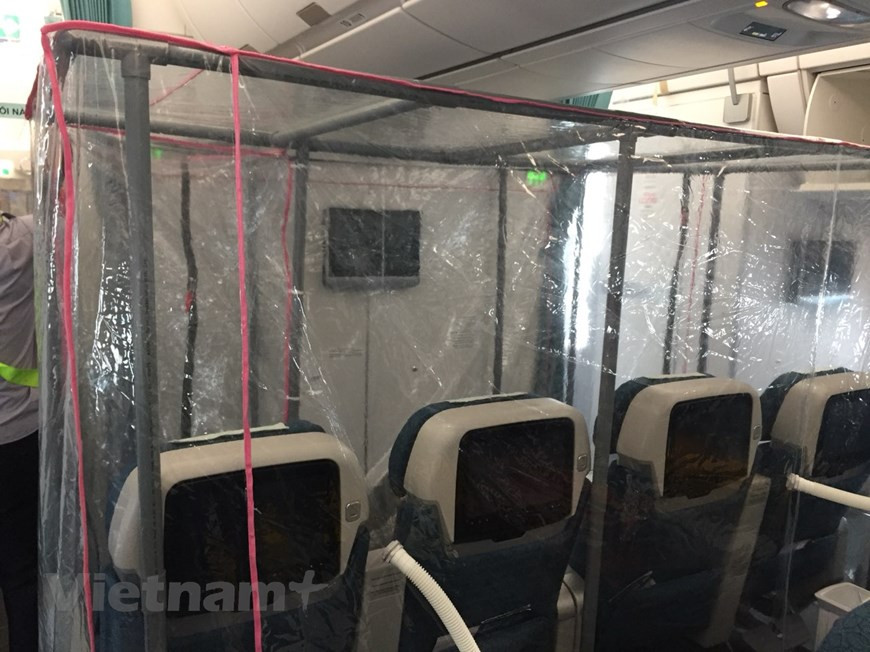 La cabine des passagers en classe économique, en particulier sa zone tampon, est également équipée de la chambre à pression positive. On espère que la conception réduira le risque de transmission. Tout le matériel médical est placé dans la zone tampon. Le taux élevé de patients atteints de COVID-19, associé au petit espace dans l'avion, nécessite l'engagement de travailleurs médicaux expérimentés dans la gestion des situations d'urgence et des techniques difficiles. Après l'ouverture de la porte de l'avion, plus de 200 combinaisons de protection ont été livrées aux passagers. Le ravitaillement en carburant de l'avion a aussi commencé. C’était vraiment une affaire difficile pour un aéroport local avec seulement un camion-citerne de 16 tonnes. On a dû perdre 6 heures pour recevoir 90 tonnes de pétrole. Photo: VietnamPlus