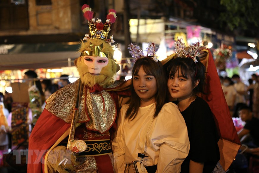Des jeunes affluent vers les rues du Vieux quartier pour célébrer la Fête de la mi-automne