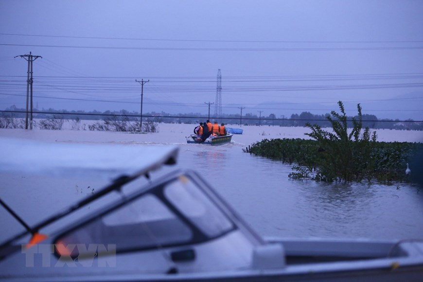 Les pluies diluviennes suite aux typhons Linfa et Nangka, les 6e et 7e typhons frappant le Vietnam cette année, ont provoqué de fortes inondations dans plusieurs provinces du Centre dont Ha Tinh.