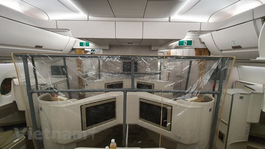 Il y aura une ou deux chambres à pression positive des voies respiratoires installées dans l'avion, servant les membres d'équipage et les médecins à l'étranger lorsqu'ils ont besoin de manger ou de boire. Le vol est très différent de celui de Wuhan il y a des mois. Le vol au départ de Wuhan n'a duré que quatre heures et ses passagers n'avaient pas encore été testés positifs pour le virus, ils pouvaient donc arrêter de manger et d'utiliser les toilettes pour prévenir les infections. Pour ce vol spécial, il dure 13 heures. Une chambre à pression positive offrant un air pur a été conçue pour fournir un environnement sûr aux membres d'équipage pour manger et boire, une personne à chaque fois. Photo: VietnamPlus