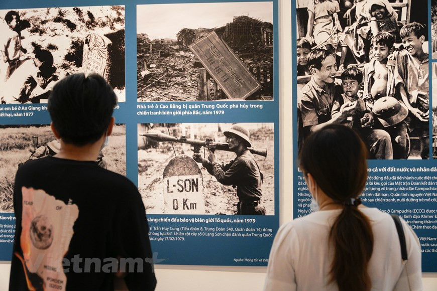 Pour le peuple vietnamien, la Révolution d’Août - 19 août 1945 constitue le plus grand événement historique du XXe siècle, car il a accouché d’une démocratie, affirmé les droits de l’homme et traduit les aspirations de la nation. Elle s’inscrit dans une série d’événements partant du coup de force japonais du 9 mars 1945 jusqu’à la Déclaration au matin du 2 septembre 1945 de l’Indépendance de la République démocratique du Vietnam. Elle est symbolisée par la prise du pouvoir de fait par le Viêt minh (Front de l’indépendance du Vietnam), mettant fin à près d’un siècle de colonisation française, et ouvrant une nouvelle page d’histoire pour le peuple vietnamien. Cet épisode est l’un des préludes à la guerre d’Indochine. Photo: Minh Hieu/Vietnam+