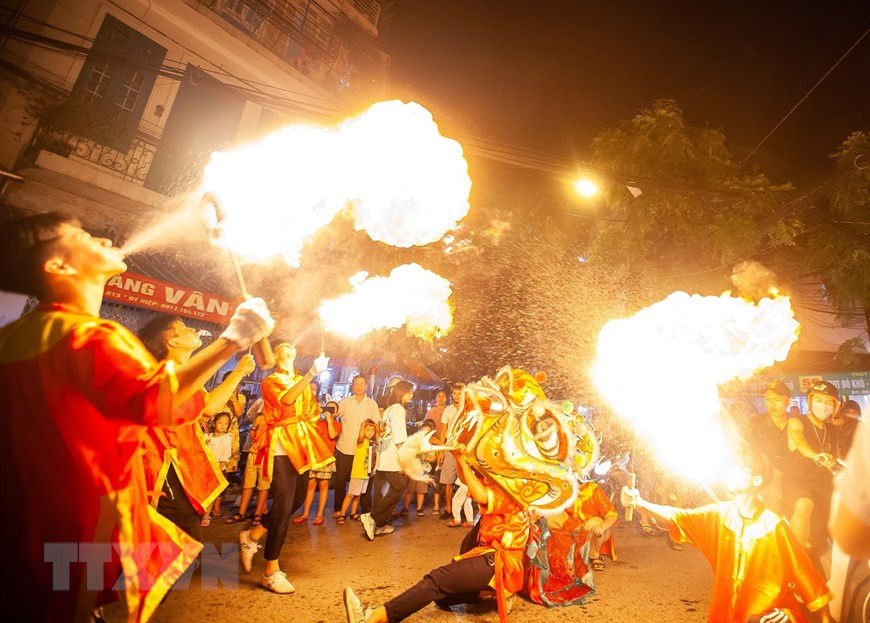 Un spectacle de danse de la licorne dans la rue Hang Chieu