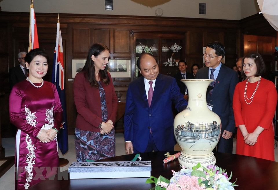 Les deux Premiers ministres échangent des cadeaux souvenirs.