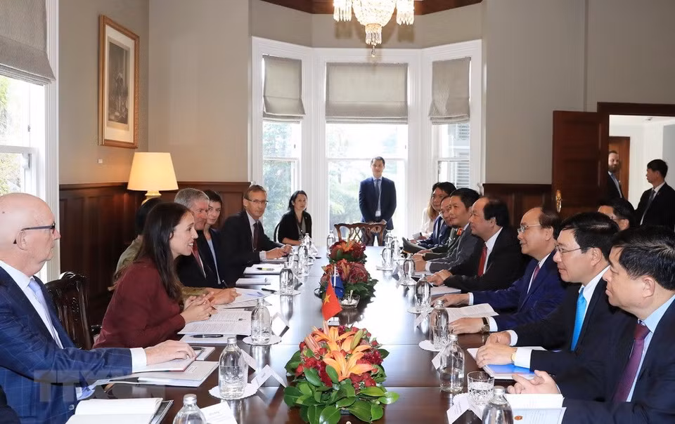 Entretien entre le Premier ministre vietnamien Nguyen Xuan Phuc et son homologue néo-zélandaise Jacinda Ardern.