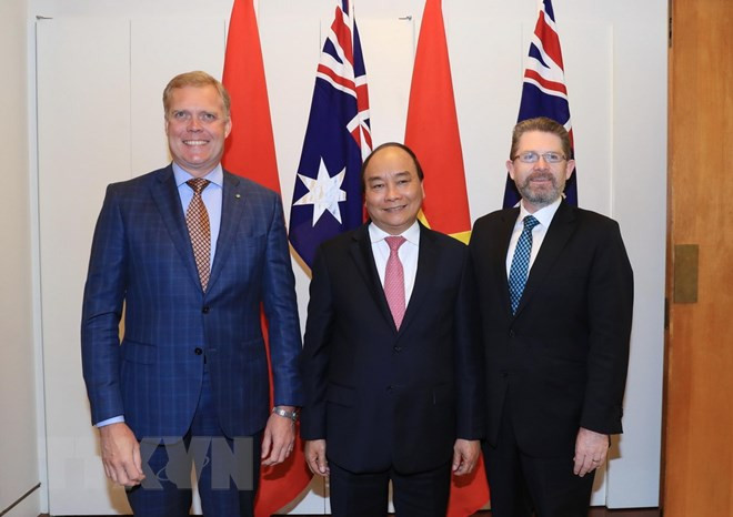 Le Premier ministre Nguyên Xuân Phuc (milieu), le président du Sénat australien, Scott Ryan (droite), et le président de la Chambre des représentants, Tony Smith. 