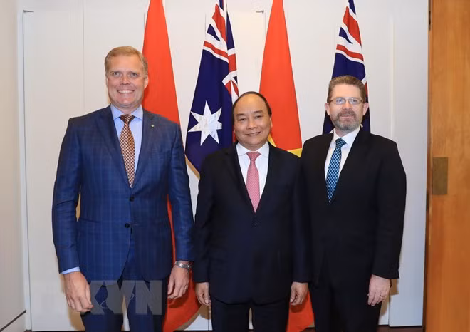 Le Premier ministre Nguyên Xuân Phuc (milieu), le président du Sénat australien, Scott Ryan (droite), et le président de la Chambre des représentants, Tony Smith. 