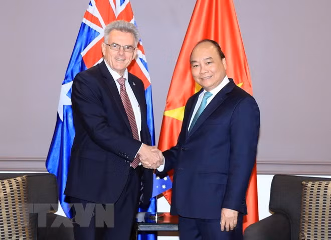 Le Premier ministre Nguyên Xuân Phuc (droite) reçoit Kim Sampson, président de l'Association d'amitié Australie - Vietnam. 