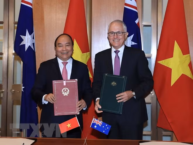 Photo de famille entre le Premier ministre Nguyên Xuân Phuc (gauche) et son homologue australien Malcolm Turnbull après la cérémonie de signature de la Déclaration commune. 
