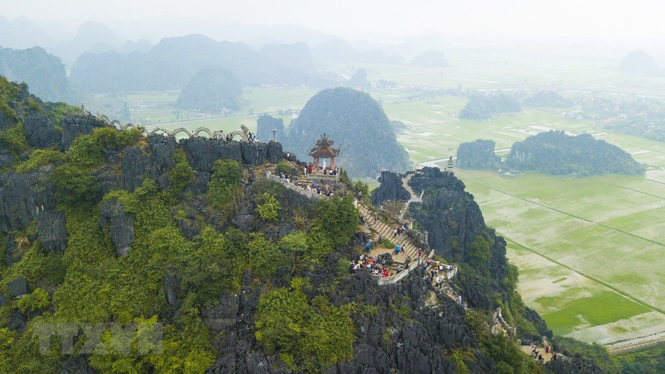 Un panorama de l'ancienne capitale Hoa Lu vu du toit de la grotte Mua