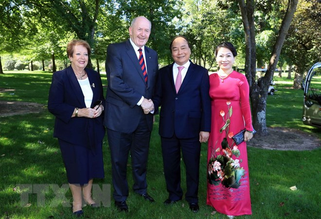 Le Premier ministre Nguyên Xuân Phuc (2e, droite), le gouverneur général d’Australie, Peter Cosgrove, et leurs épouses, le 15 mars. 