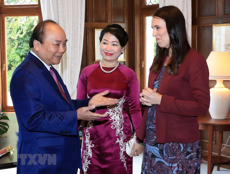 La Première ministre néo-zélandaise Jacinda Ardern (droite) accueille son homologue Nguyen Xuan Phuc et son épouse.