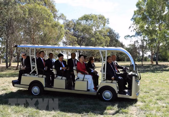 Le gouverneur général d’Australie, Peter Cosgrove, conduit une voiture électrique pour emmener le Premier ministre Nguyên Xuân Phuc et son épouse à visiter sa résidence à Canberra pour voir le kangourou.