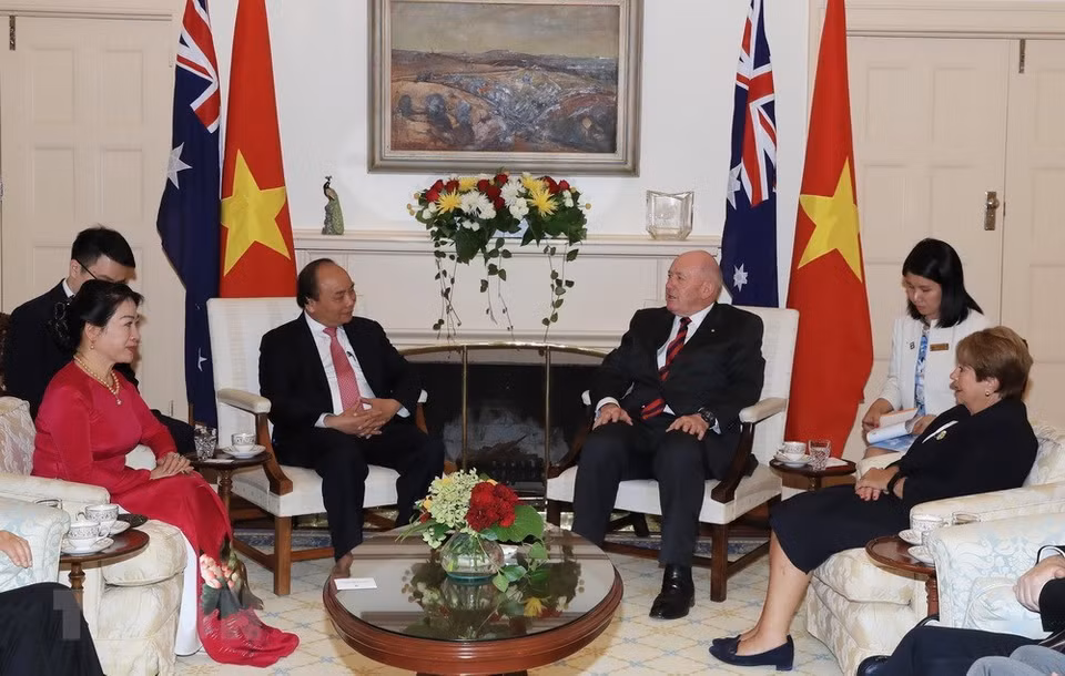 Le Premier ministre Nguyên Xuân Phuc (gauche) rend une visite de courtoisie au gouverneur général d’Australie, Peter Cosgrove, le 15 mars. 