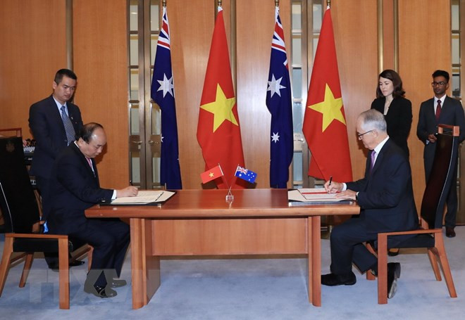 Les deux Premiers ministres signent la Déclaration commune sur l'établissement d'un partenariat stratégique Vietnam-Australie. 