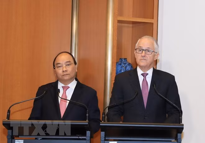 Les Premiers ministres vietnamien Nguyên Xuân Phuc et australien Malcolm Turnbull rencontrent la presse après l’entretien. 