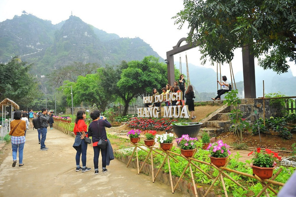 Des touristes à la zone touristique Hang Mua