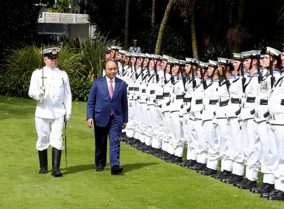 Le Premier ministre vietnamien Nguyen Xuan Phuc passe en revue la garde d'honneur à la réception.