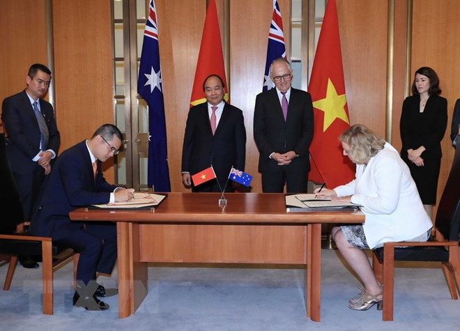 Le Premier ministre australien Malcolm Turnbull et son homologue vietnamien Nguyên Xuân Phuc assistent à la cérémonie de signature des documents de coopération bilatéraux. 