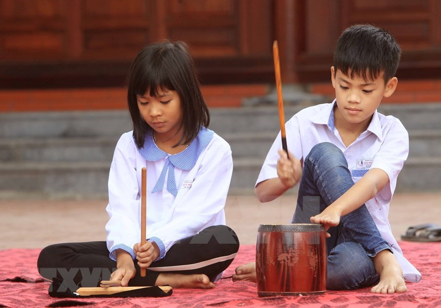 Pendant la guerre et jusqu’au début des années 1990, les villageois ont dû mettre de côté leur amour du ca trù pour accomplir la double mission des Vietnamiens du Nord de l’époque : combattre l’ennemi et participer à la production. En 1992-1993, les premiers efforts de restauration ont été entrepris. Les derniers artistes encore en vie ont transmis leur savoir aux jeunes qui ont rapidement su reprendre le flambeau. Photo : VNA 