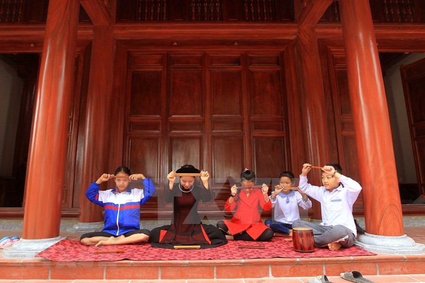 Des scènes ont été mises en place pour préparer le spectacle du club de ca trù de Dông Môn. Photo : VNA