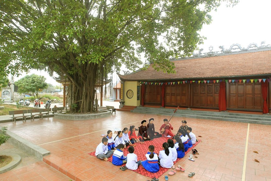 Depuis deux siècles, les villageois se passionnent pour cet art musical. S’ils ne peuvent plus en vivre, comme c’était le cas à l’époque de leurs prédécesseurs, ils continuent tout de même de le pratiquer et de le faire prospérer. Le club de ca trù de Dông Môn a formé des dizaines de chanteuses. Photo : VNA