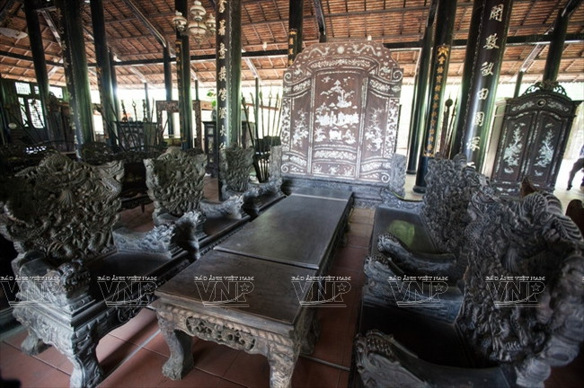 Un ensemble de tables et chaises en pierre ornées de dragons.