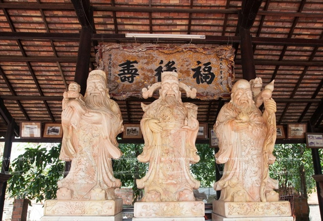 Les trois statues dites «des trois abondances» (Bonheur, Longévité et Prospérité).