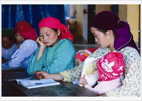 Dans les classes, les femmes viennent parfois accompagnées de leurs enfants.