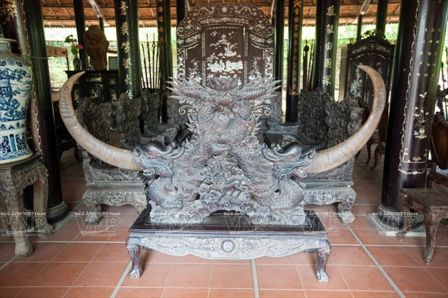 Deux défenses d’éléphant exposées dans la maison-jardin du Nam Bô.