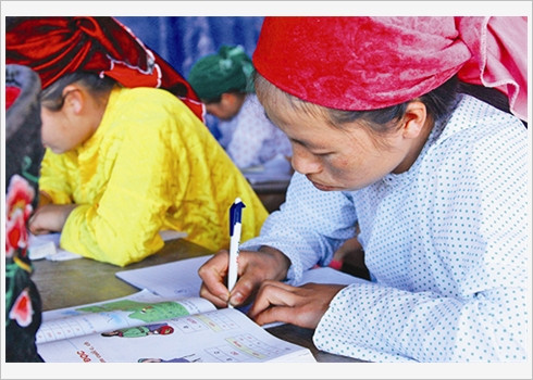 Vàng Thi Dinh, 29 ans, commence à apprendre à écrire.