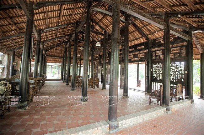 Une charpente et des colonnes solides.