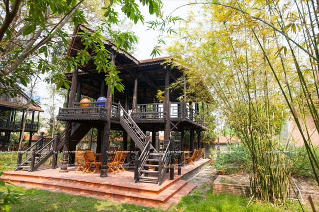 Une ancienne habitation spacieuse.