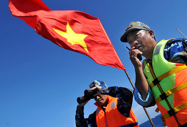 La police maritime du Vietnam affirme la souveraineté maritime et insulaire du Vietnam sous le drapeau sacré de la Patrie.