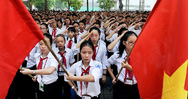Atmosphère solennelle à la cérémonie de salut au drapeau 