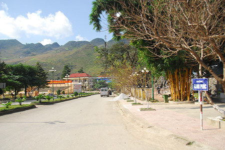 Avant la construction de la route Hanh Phuc ("Bonheur"), la région entre Quan Ba et la frontière était pratiquement ​coupée du reste du pays à cause de la chaîne montagneuse accidentée et du col Công Troi ("Porte du ciel"). Aujourd’hui, elle est parfaitement accessible grâce à cette fameuse route construite par de jeunes volontaires.