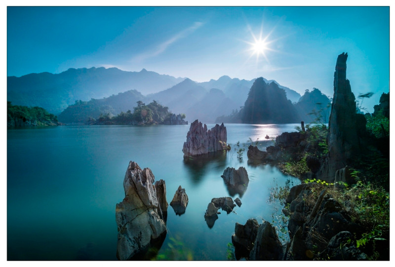  "Non nước Na Hang" (Monts et eaux à Na Hang) de Nguyên Duc Thang. 