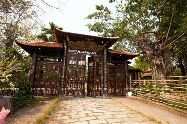 Une porte du village, faite en bois précieux.