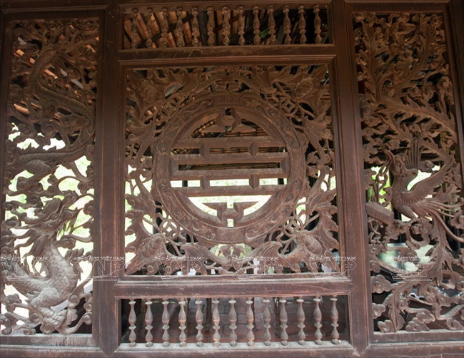 Une cloison aux motifs représentant les quatre animaux sacrés : dragon, licorne, tortue et phénix.