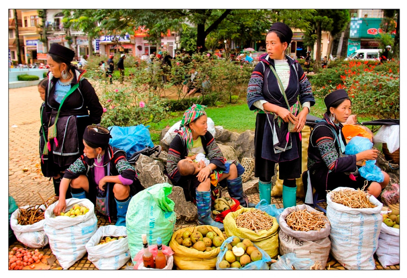 "Góc chợ Sa Pa" (Un coin du marché de Sa Pa) de Nguyên Tu Thanh.