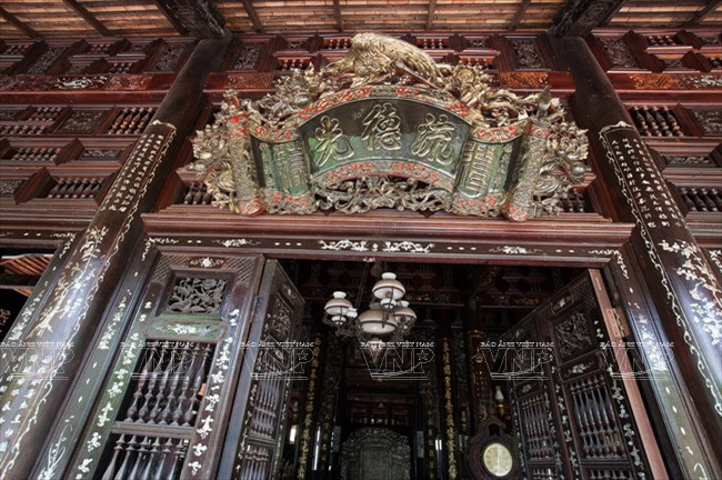 Un panneau horizontal doré.