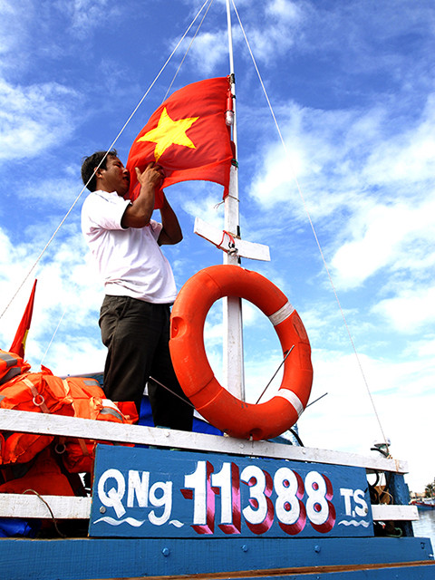  Le drapeau national accompagne les pêcheurs en mer.