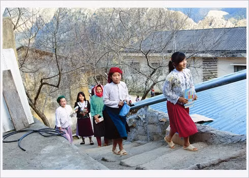 Sur le chemin de la classe, dans la commune de Sang Tùng, district de Dông Van.