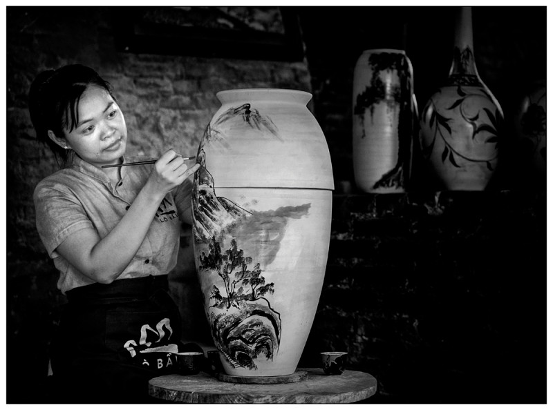 "Nghệ nhân vẽ gốm Bát Tràng" (Artiste de Bat Trang) de Dao Quang Thinh.