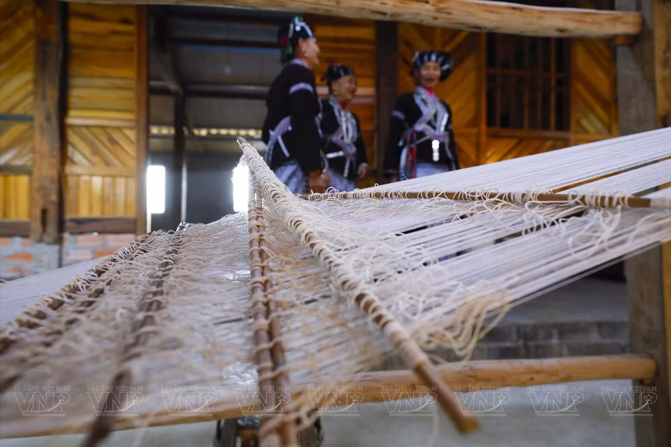 Presque toutes les familles Lu de Ban Hon disposent d'un métier à tisser pour fabriquer leurs propres costumes traditionnels. Photo : VNP